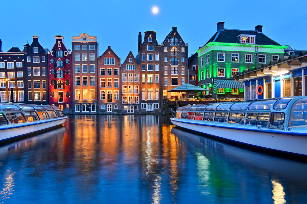 Bringing space cakes from Amsterdam